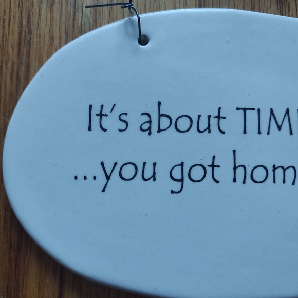 Vintage August Ceramic Cat Wall Plaque Sign Hanging Off White Beige USA Brown - Picture 9 of 15